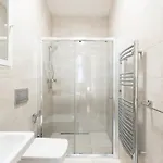 Metropolitan With Amenities דירה